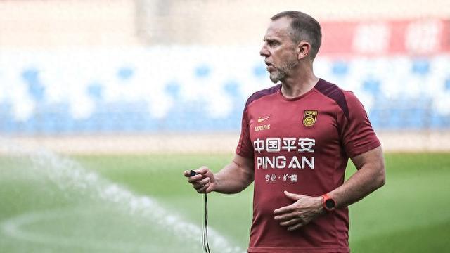 国足抵达韩国后立即展开训练，教练组期待每名队员都充满斗志