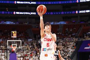 万博体育入口-攻坚能手！杨舒予半场5中3拿到11分4助攻1盖帽