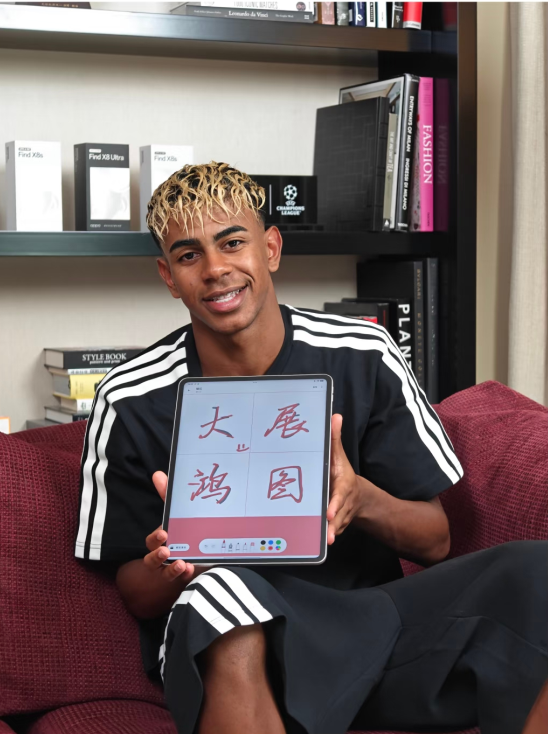 万博体育APP-😂直接给我四个字！亚马尔参加品牌方活动，写中文“大展鸿图”