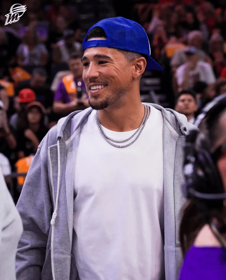 万博体育-场边一道帅气的身影！太阳晒布克观战WNBA照片