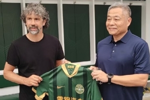 万博体育入口-托马西造访浙江足球俱乐部，或者浙江队球衣