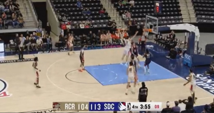 万博体育APP-包夹来了！杨瀚森低位闪电转身绕开防守 可惜上篮没进